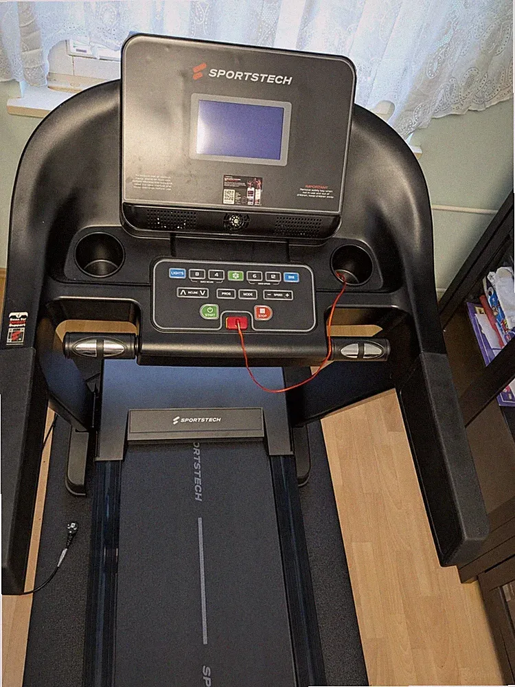 Sportstech F31 Laufband Selbstschmierend Klappbares Laufband. Unbenutzt. ABHOL.